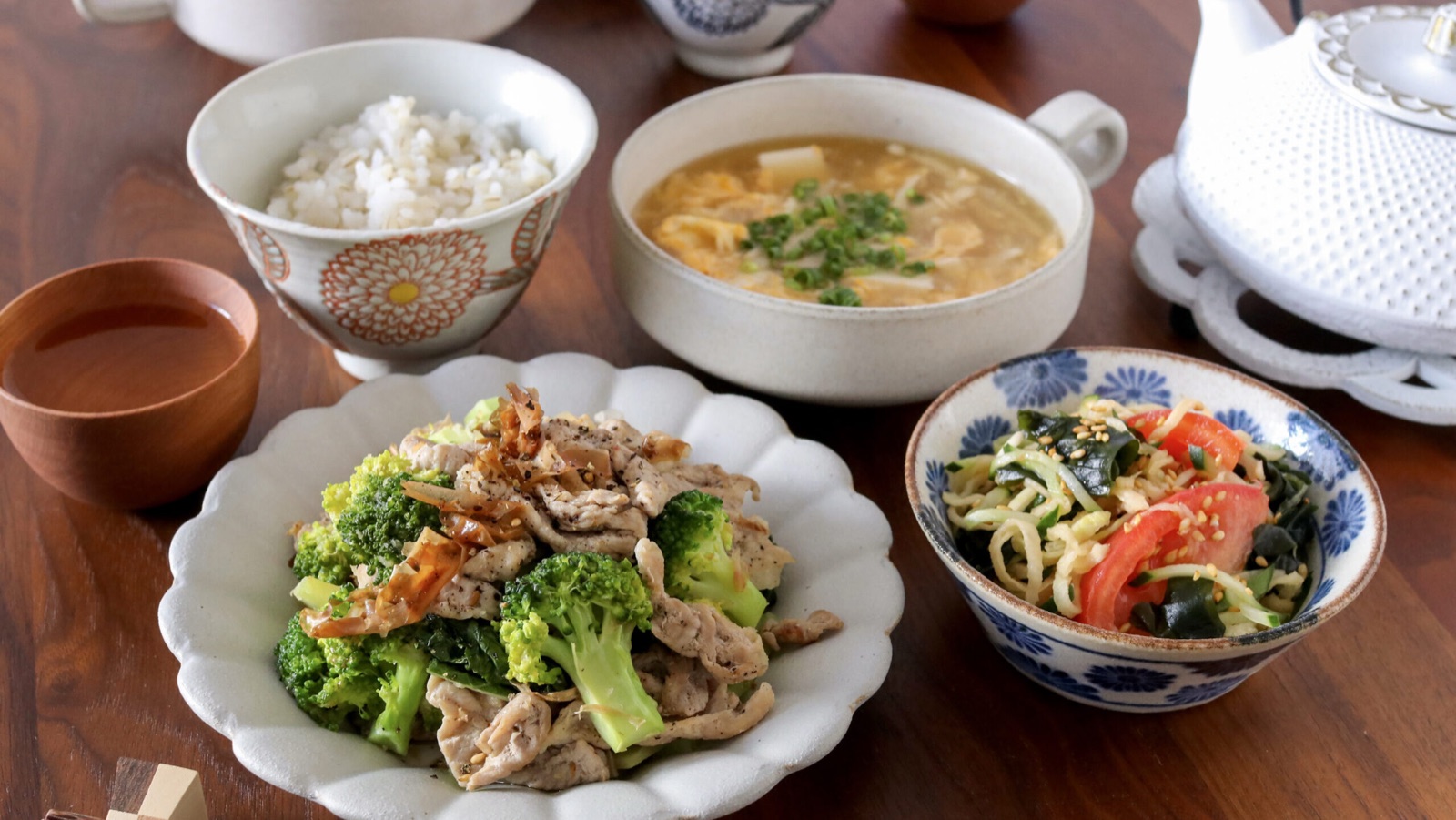 肉野菜炒めにごはん・汁物・副菜を組み合わせた献立